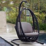 كرسي مرجيحة رتان وحديد أسود بتصميم عصري ومتين