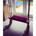 مرجيحة معلقة خشب سويدي بتنجيد قطيفة تركي – متانة وأناقة فائقة