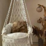 مكرمية مرجيحة معلقة بإطار معدني وحبال قطنية بتصميم عصري