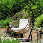 كرسي مرجيحة رتان وحديد بلون أسود وبيج بتصميم عصري مريح