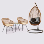 طقم اثاث خارجي من رتان ومعدن بلون بيج وأسود بتصميم عصري أنيق