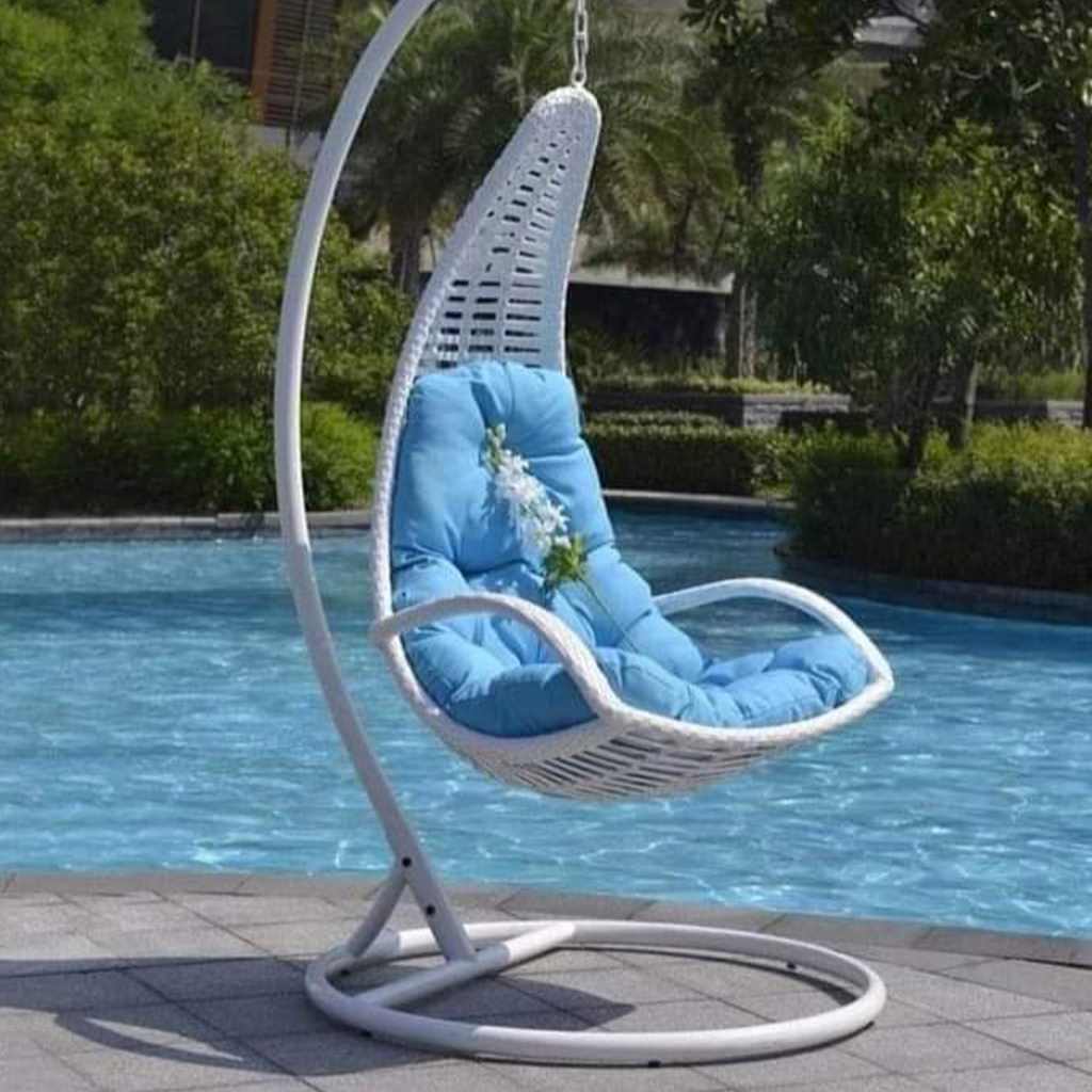 Outdoor furniture set - white كرسي مرجيحة أبيض معدني بتصميم أنيق ومتانة عالية - الصورة 1