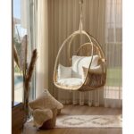 كرسي مرجيحة رتان بيج بتصميم عصري أنيق ومقعد مريح