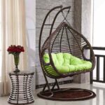 كرسي مرجيحه معلق رتان بني وأبيض مع ترابيزة جانبية بتصميم عصري