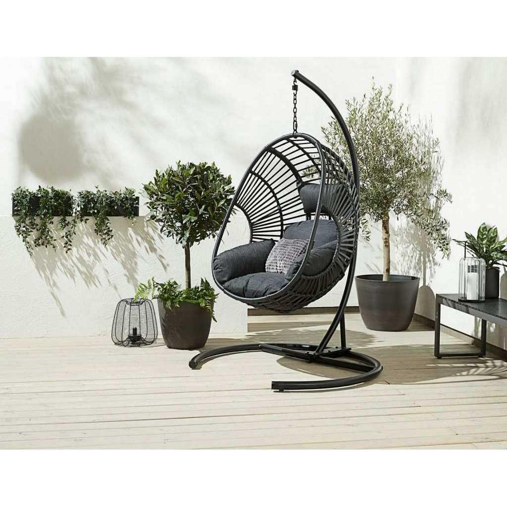 Single Hanging Chair, Rattan and Linen - Black كرسي مرجيحه معلق أسود من راتان ومعدن بتصميم عصري أنيق - الصورة 1