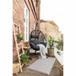 ⁦كرسي مرجيحه معلق أسود من راتان ومعدن بتصميم عصري أنيق⁩ - الصورة ⁦3⁩