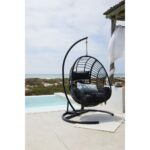 ⁦كرسي مرجيحه معلق أسود من راتان ومعدن بتصميم عصري أنيق⁩ - الصورة ⁦4⁩