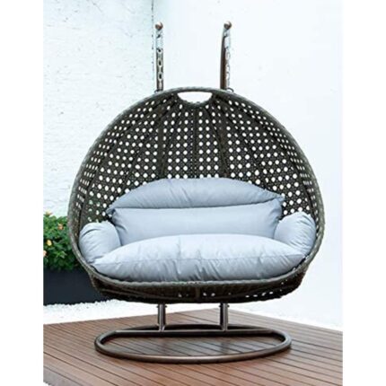 مرجيحة معلقة من رتان بلون بني وأوف وايت بتصميم أنيق ومريح