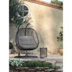 مرجيحه رتان سوداء بتصميم معدني أنيق ومقعد كتان فاخر