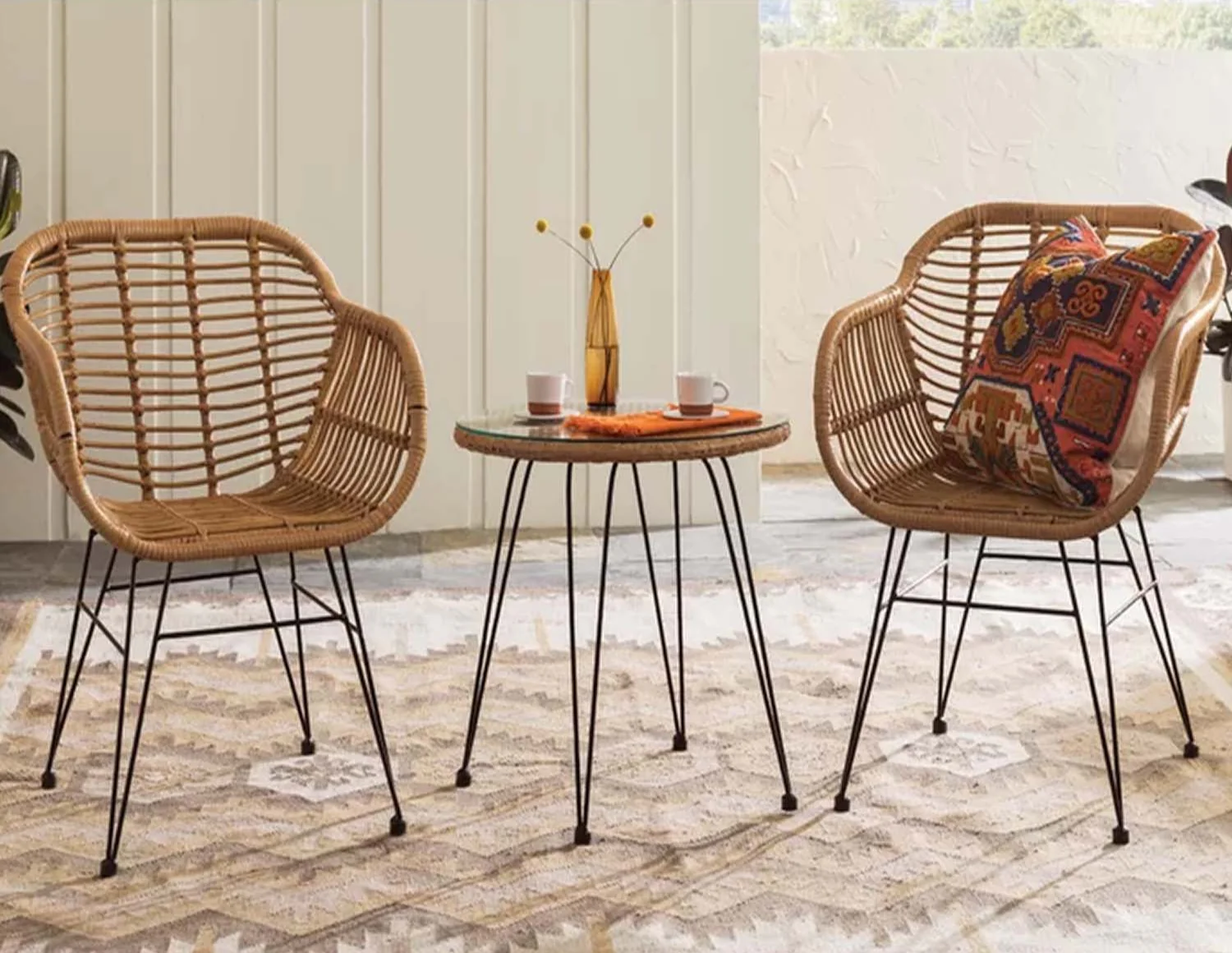 2-chair and table set made of rattan in beige with blue fabric كراسي حديقة بيج رتان | طقم 2 كرسي وترابيزة مقاوم للعوامل الجوية - الصورة 1