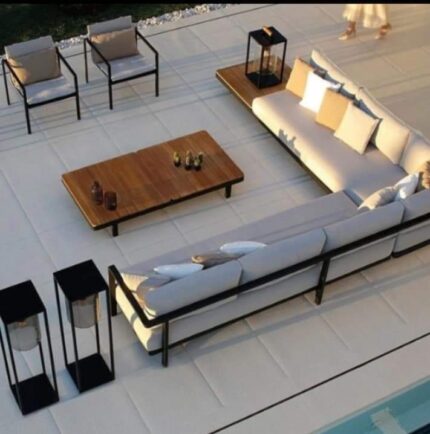 ركنه حديد من اثاث معدني أسود بخشب موسكي طبيعي وفابريك سويدي