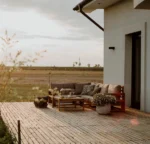 ⁦جلسات خارجية راقية | ركنه خشب زان أحمر مقاومة للعوامل الجوية⁩ - الصورة ⁦2⁩