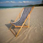 كرسي بحر خشب زان بلون أسود وأبيض مقاوم للمياه والشمس