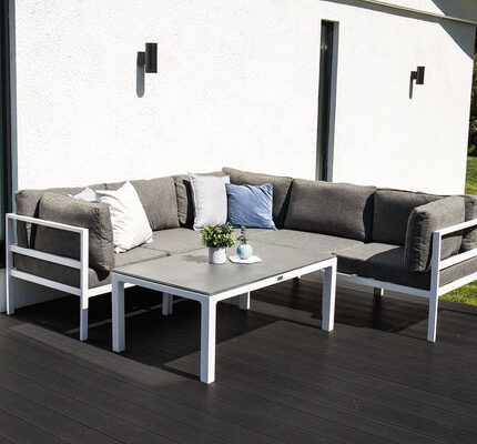 ركنة معدنية بيضاء لجلسات خارجية للمنازل | أثاث خارجي عصري مقاوم للصدأ