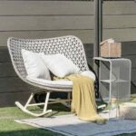 ⁦كرسي رتان هزاز رمادي وبيج بخامة حديد مدهون ووسادة جاكار أنيقة⁩ - الصورة ⁦3⁩