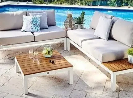 جلسات خارجية من اثاث معدني ستيل أبيض وخشب موسكي طبيعي