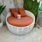 ⁦شازلونج بحر بلاستيك أبيض وبرتقالي بمقاس 150×150 وشلت ووسائد⁩ - الصورة ⁦2⁩