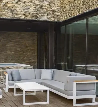 جلسات خارجية مودرن استيل وخشب طبيعي – أثاث خارجي مقاوم للصدأ وتصميم أنيق