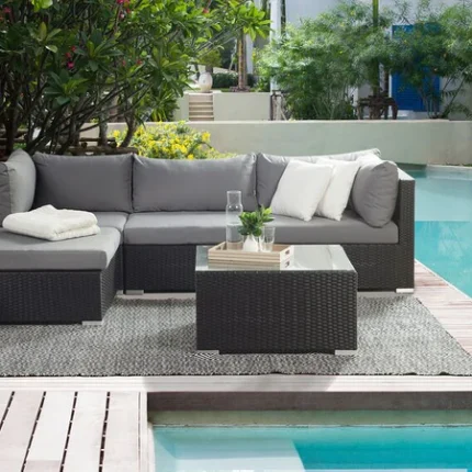 جلسات خارجية للمنازل من اثاث خارجي رتان فيراني وقماش رمادي أنيق